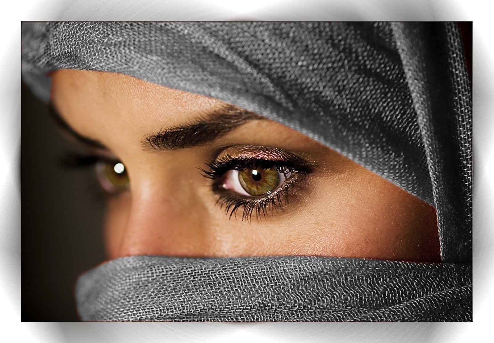 woman eyes